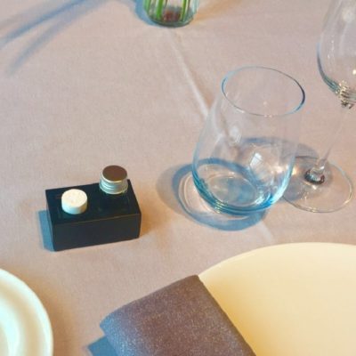 Base cerámica individual en mesa restaurante