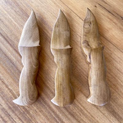 Cuchillos de madera de teca de 20 cms para presentación alimentaria